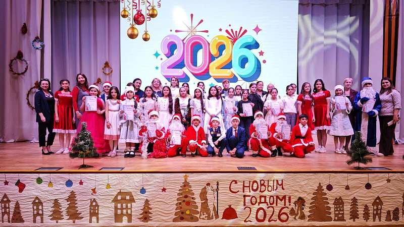 В школе им. Ломоносова прошел новогодний конкурс «Мистер Дед Мороз и мисс Снегурочка»