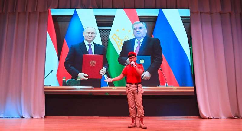 Юнармейцы 8 «В» класса провели мероприятие  ко Дню флага Таджикистана