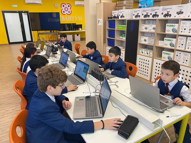 Первый инженерный класс погрузились в изучение среды программирования