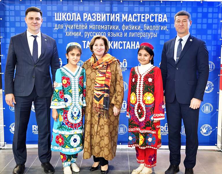 Россотрудничество и Алтайский государственный педагогический университет в школе им.М.В.Ломоносова 