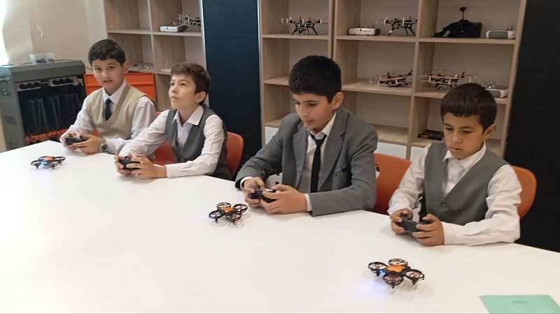 Продолжаются занятия в школьном кванториуме.