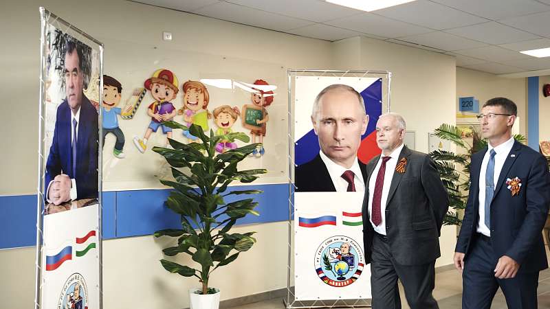 Посол Российской Федерации посетил школу имени М.В. Ломоносова